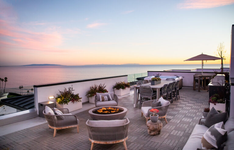 Elevated Serenity: Embracing the Ocean Breeze from Rooftop Retreats